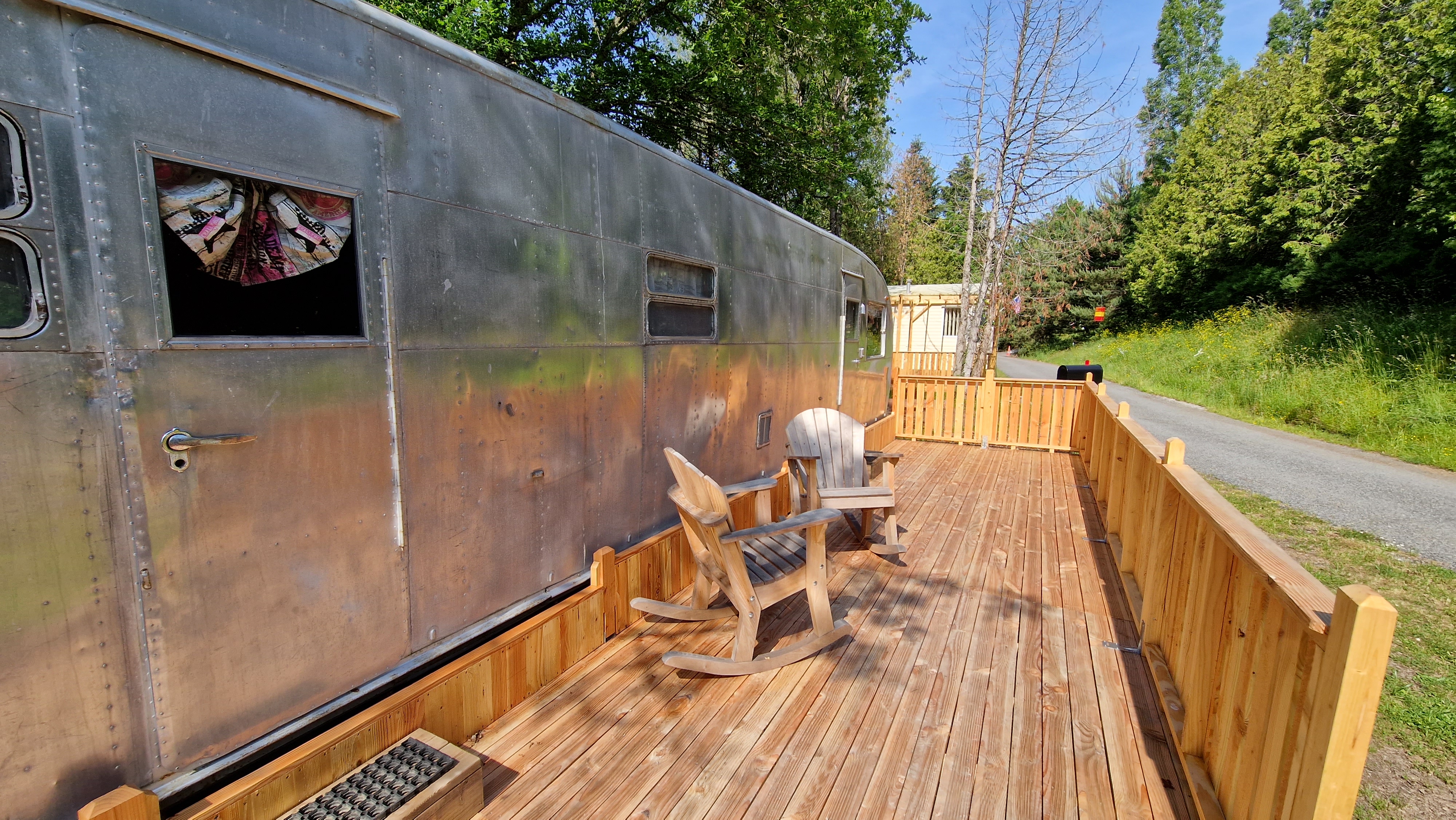 camping-la-perle-creuse-caravane US-Hollywood-2personnes-terrasse