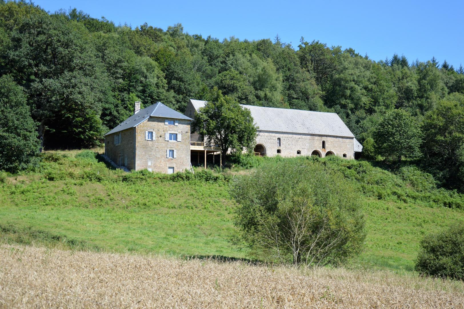 Gite du Mazeau Nicot Haut à Nedde en Haute-Vienne - la maison et la superbe grange dans la nature_1