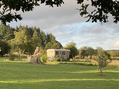 Roulotte entourée par un écrin de verdure