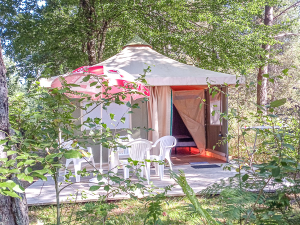 Tente équipée tout confort dans un écrin de verdure