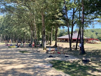 Le Relais du Lac vu depuis la plage du lac de Ste Hélène