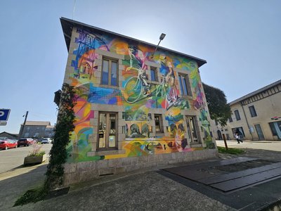 Fresque réalisée par Sêma Lao sur la façade de l'Office de Tourisme de Noblat