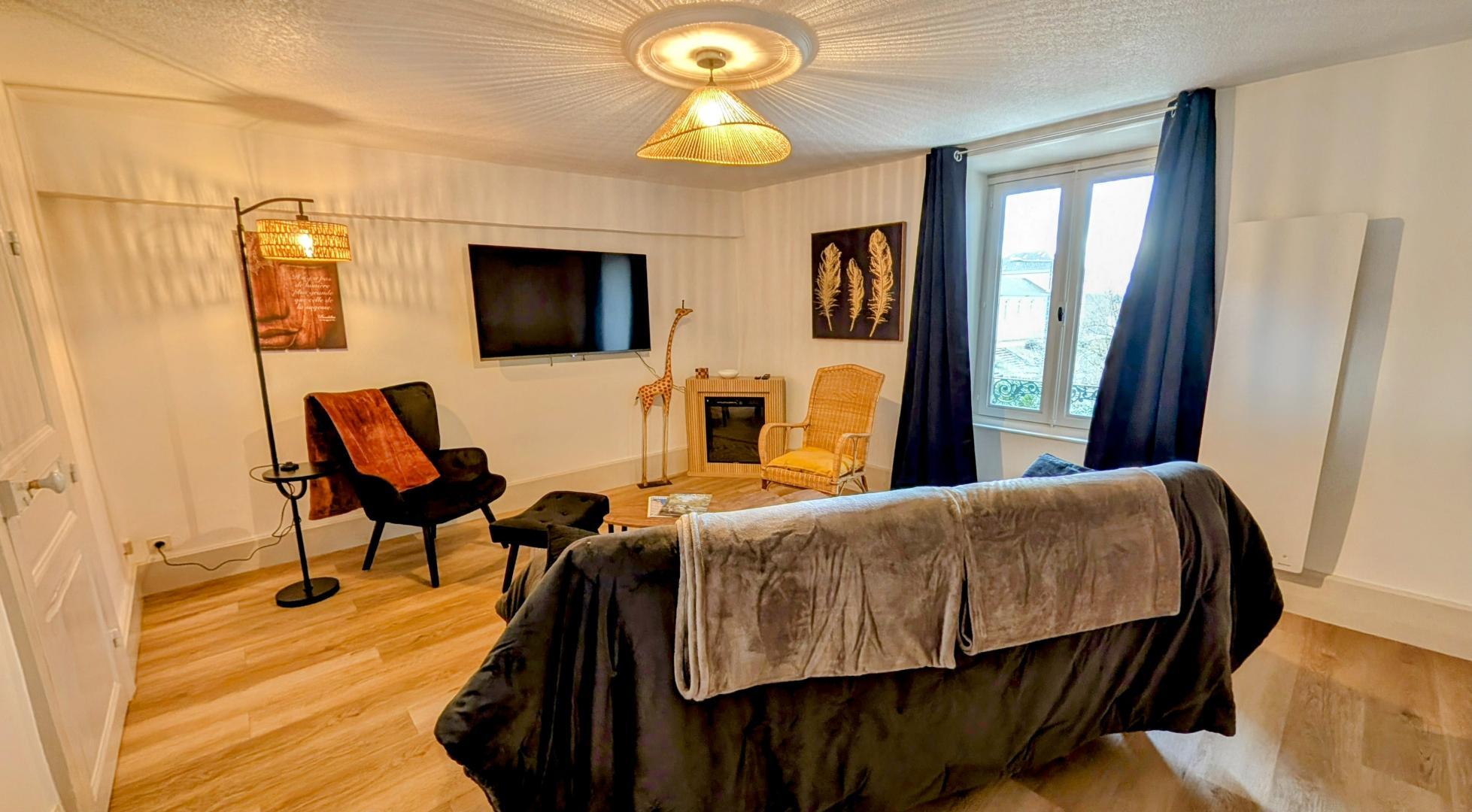 l'appartement de Saint Léo situé sur la commune de Saint Leonard de Noblat en Haute-Vienne - salon_1