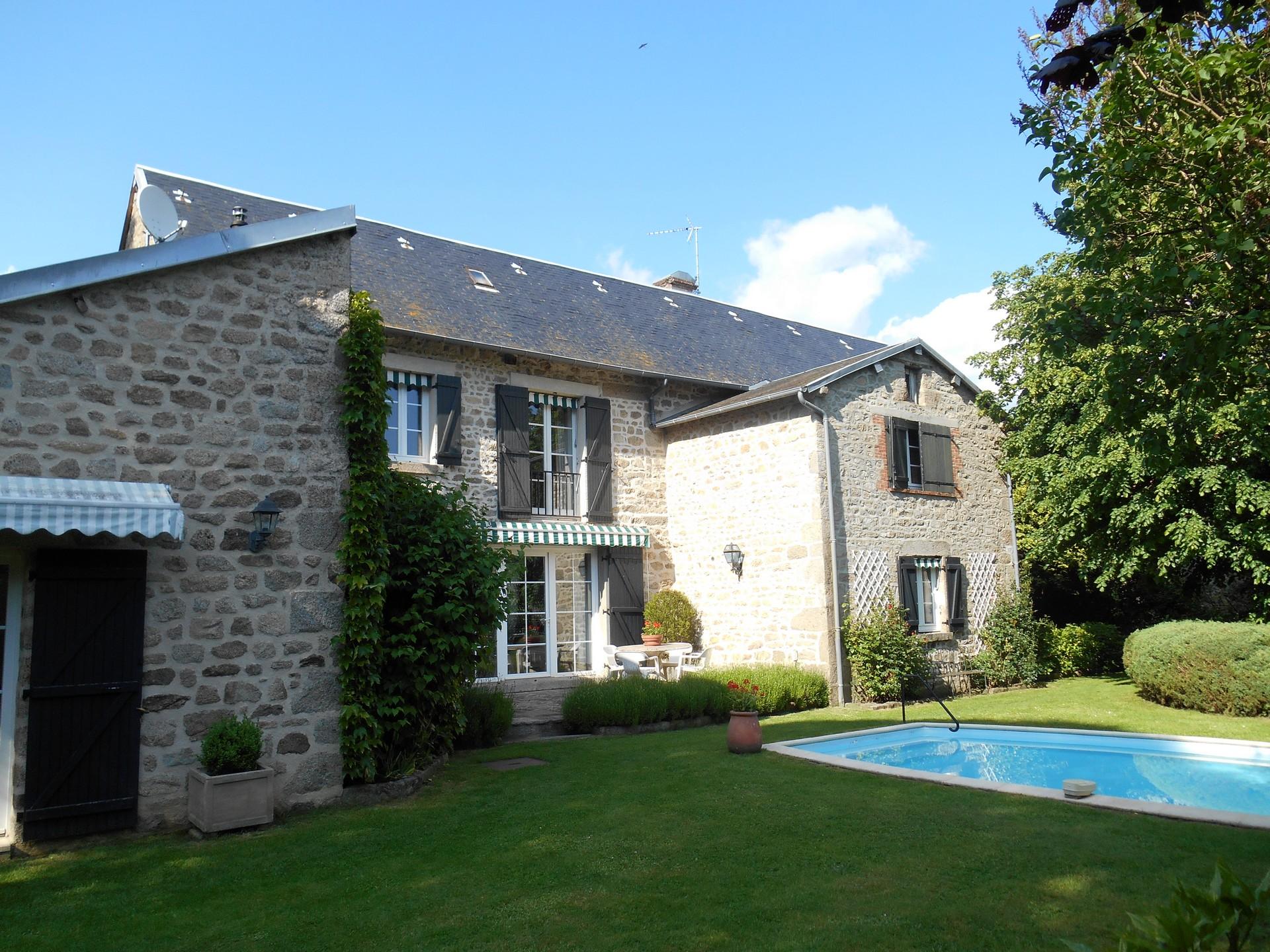 maison à l'extérieur, coté jardin