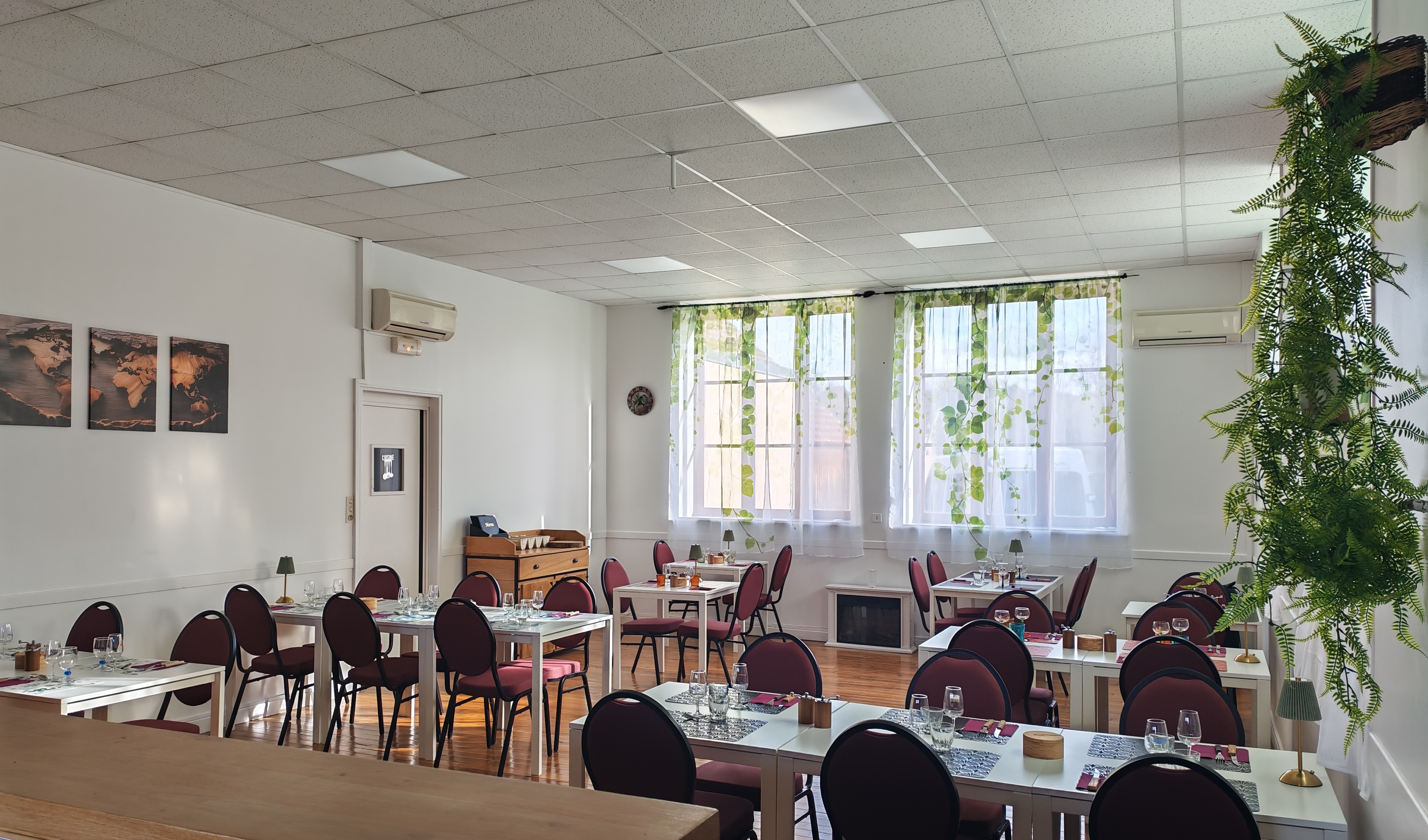 salleDuRestaurantDeCharron