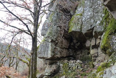 Abri sous roche des maquis