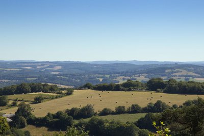 Vue à partir du sommet du Mont Gargan et vue sur cimetière Saint-Gilles-les-Forêts