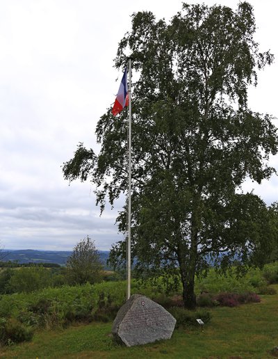 Pierre de mémoire au sommet du Mont Gargan