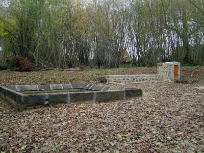 Dontreix - Lavoir fontaine de Pérol