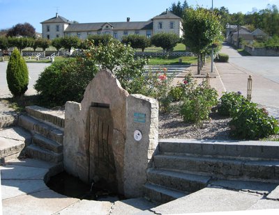 Fontaine et place de Peyrat Le Château