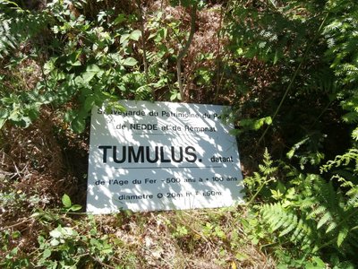 Le tumulus et son panneau au Puy de Lauzat
