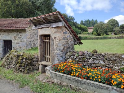 Bâti rural de Villevaleix : puits, ancienne porcherie