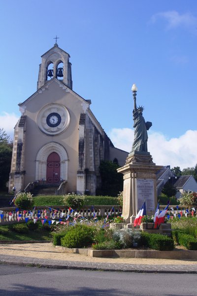 Monument aux Morts "Statue de la liberté" et église Sainte-Marie-la-Claire