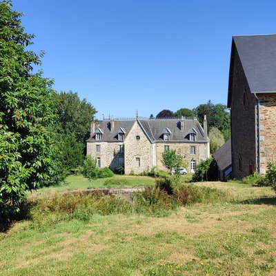 Vue sur le château de la Villa (Sussac)