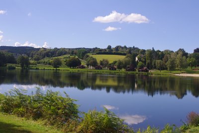 Vue sur la plage et les gîtes communaux du plan d'eau de Sussac
