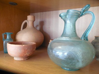 Mobilier archéologique présenté dans la mairie de Saint-Méard (période gallo-romaine)
