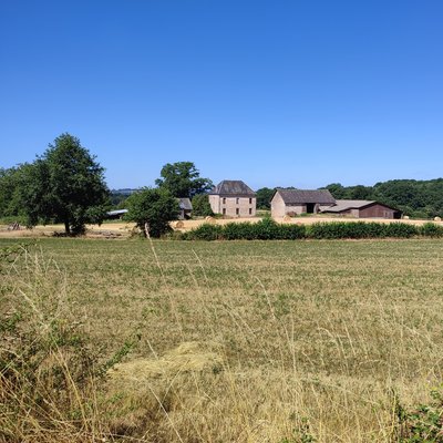 Vue sur le corps de ferme de Ligonat avant d'entrer dans le village