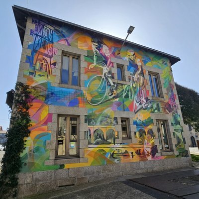 Fresque pour le Tour de France 2023 sur la façade de l'office de tourisme
