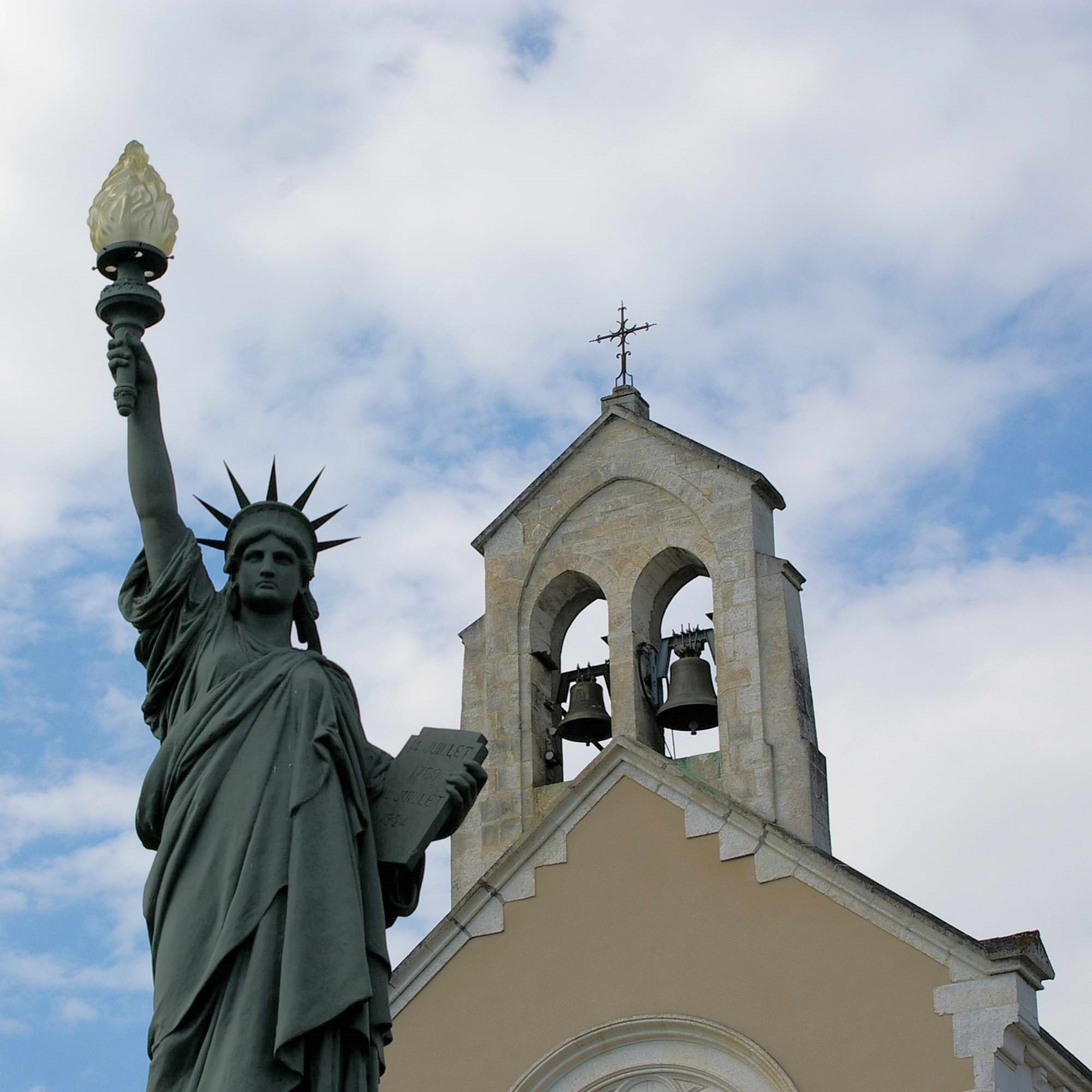 Monument aux morts et église de Châteneuf-la-Forêt