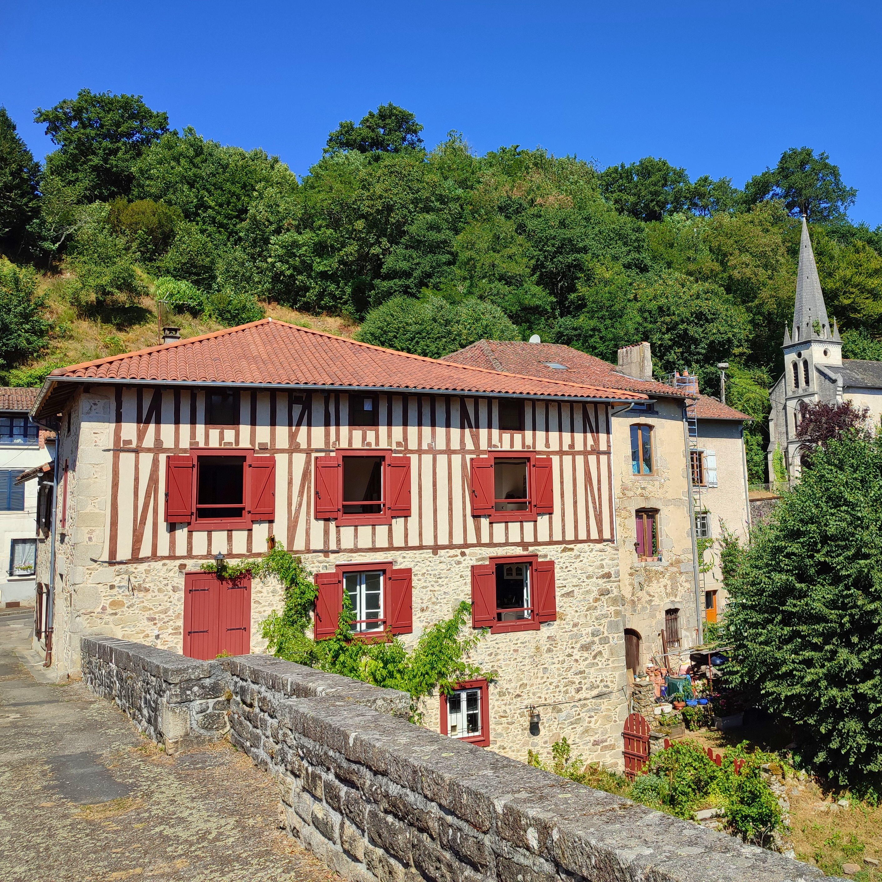 Vue depuis le Pont de Noblat sur l'église Saint-Martial